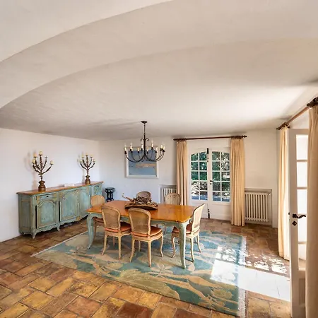 Vue Exceptionnelle Golfe De Saint -tropez Piscine 6ch 6 Sdb 12 Personnes Villa