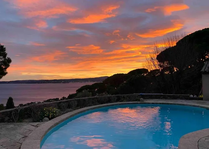 Vue Exceptionnelle Golfe De Saint -tropez Piscine 6ch 6 Sdb 12 Personnes Villa Sainte-Maxime