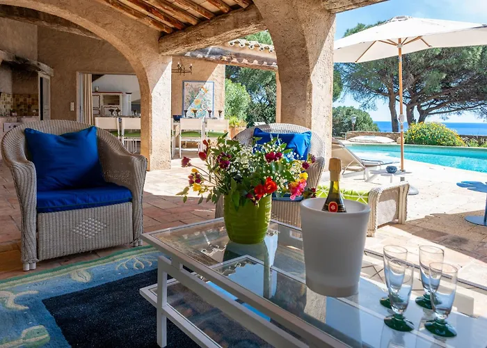 Vue Exceptionnelle Golfe De Saint -tropez Piscine 6ch 6 Sdb 12 Personnes Villa