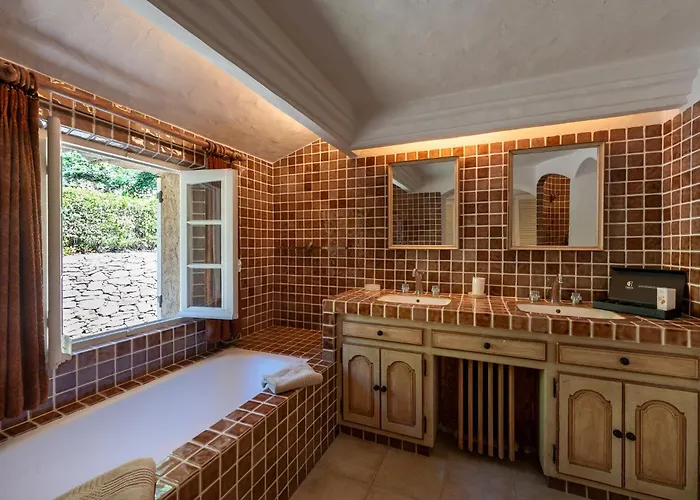 Vue Exceptionnelle Golfe De Saint -tropez Piscine 6ch 6 Sdb 12 Personnes Villa