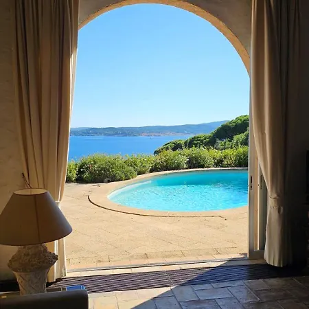 Vue Exceptionnelle Golfe De Saint -tropez Piscine 6ch 6 Sdb 12 Personnes וילה