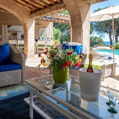 Vue Exceptionnelle Golfe De Saint -tropez Piscine 6ch 6 Sdb 12 Personnes Villa