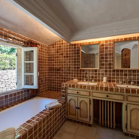 Vue Exceptionnelle Golfe De Saint -tropez Piscine 6ch 6 Sdb 12 Personnes Вілла