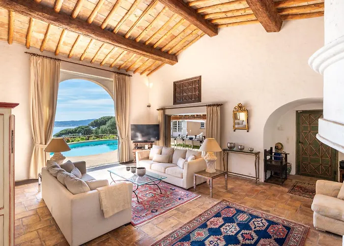 Vue Exceptionnelle Golfe De Saint -tropez Piscine 6ch 6 Sdb 12 Personnes Villa