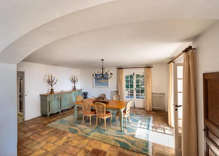 Vue Exceptionnelle Golfe De Saint -tropez Piscine 6ch 6 Sdb 12 Personnes Villa